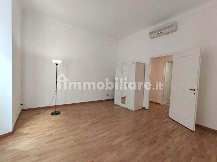 Appartamento trilocale in affitto in Via San Giovanni sul Muro, Cadorna Castello, Milano