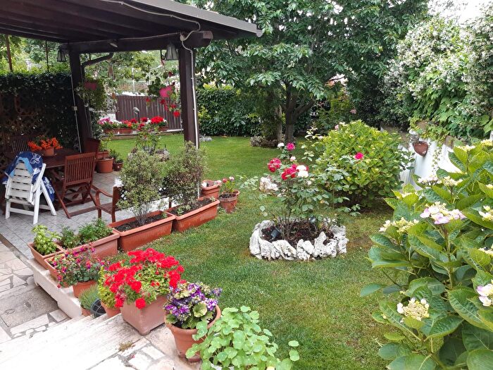 Casa con 6 locali in vendita in Via Cincinnato, Pomezia