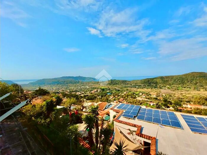 Casa con 8 locali in vendita in Via Olivella, Centola