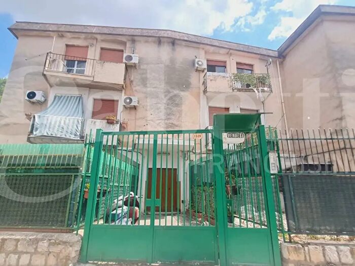 Appartamento trilocale in vendita in Via Villagrazia, Palermo