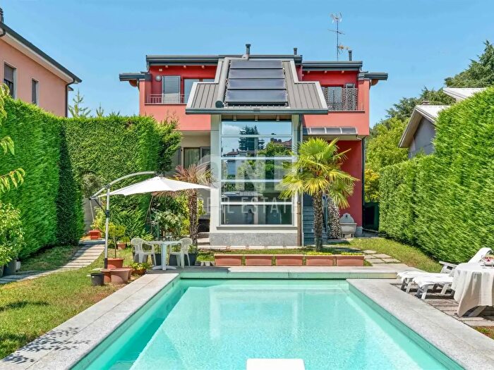 Casa con 7 locali in vendita in Via Lambro, Sovico