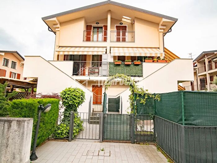 Appartamento trilocale in vendita in Via Santissimi Pietro E Paolo, Vaprio D'Adda