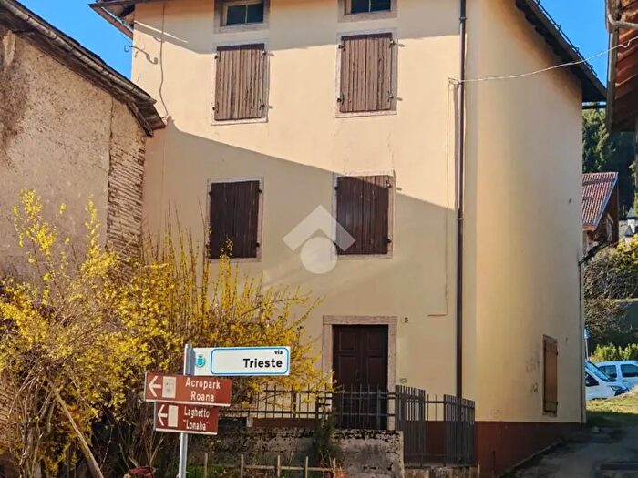 Casa con 7 locali in vendita in Via Trieste, Roana