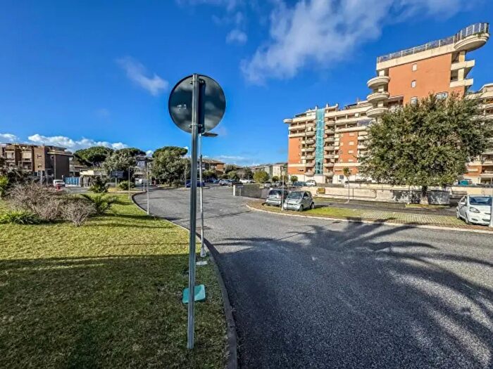 Appartamento trilocale in vendita in Via di Acilia, Roma