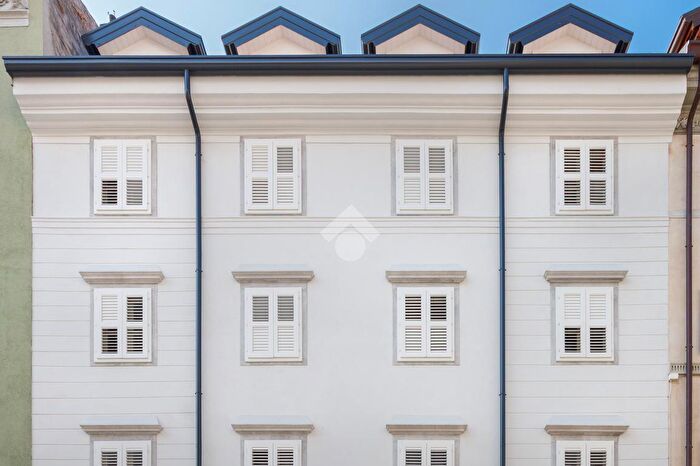 Appartamento trilocale in vendita in Via Valdirivo, Trieste