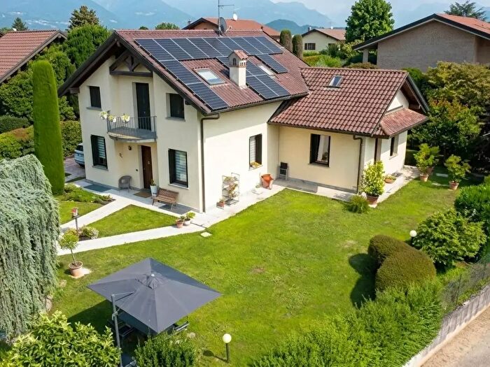 Casa con 5 locali in vendita in Via Don Primo Mazzolari, Besana In Brianza