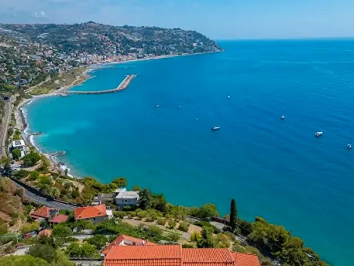 Appartamento trilocale in vendita in Bordighera