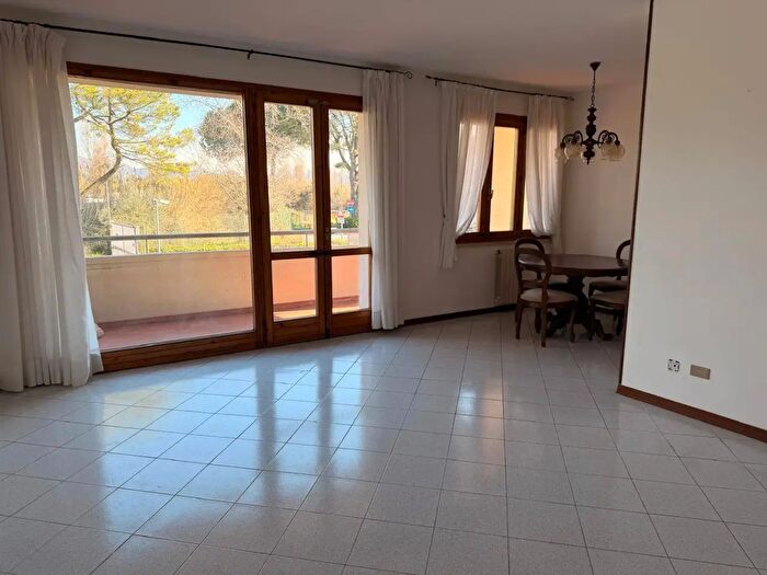 Appartamento trilocale in vendita in Via Repaci, Viareggio