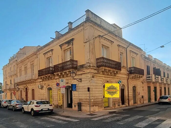 Casa con 5 locali in vendita in Via Milano, Avola