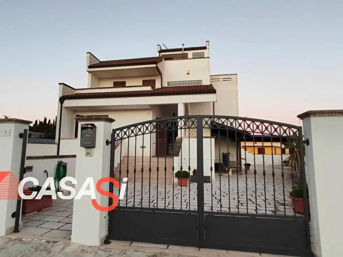 Casa con 9 locali in vendita in Via Fausto Saverio De Dominicis, Uggiano La Chiesa