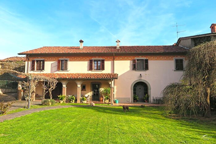 Casa con 12 locali in vendita in Licciana Nardi