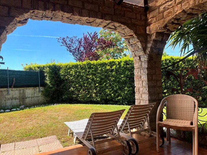 Casa con 8 locali in vendita in Seravezza