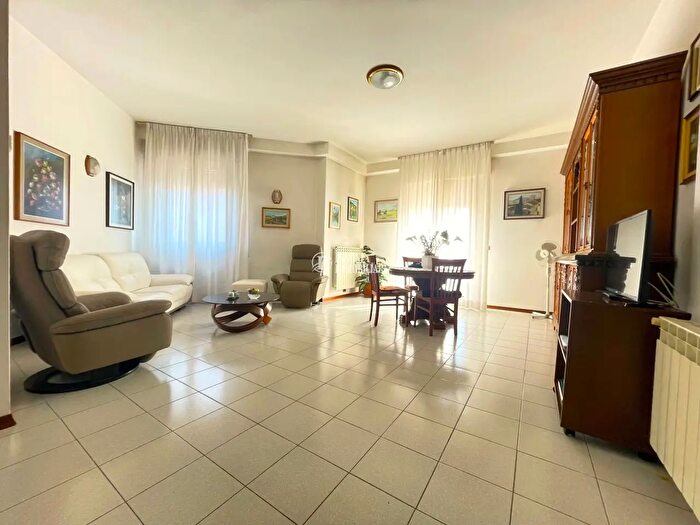 Appartamento con 5 locali in vendita in Via della Madonna, Quarrata