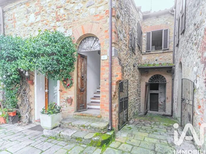 Appartamento con 5 locali in vendita in Piazza Poggiarello, Monticiano
