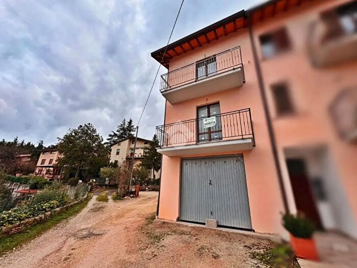 Appartamento trilocale in vendita in Vicolo Capezza, Gualdo Tadino