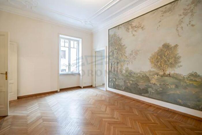 Appartamento con 6 locali in vendita in Via Emanuele Gianturco, Roma