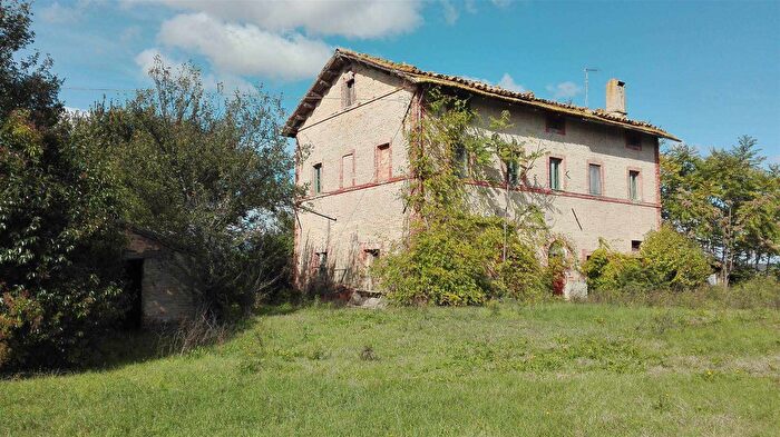 Casa con 8 locali in vendita in Pollenza