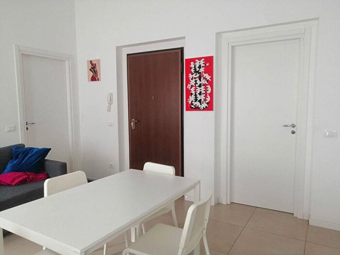 Appartamento trilocale in affitto in Via Baldassare Longhena, Corvetto, Milano