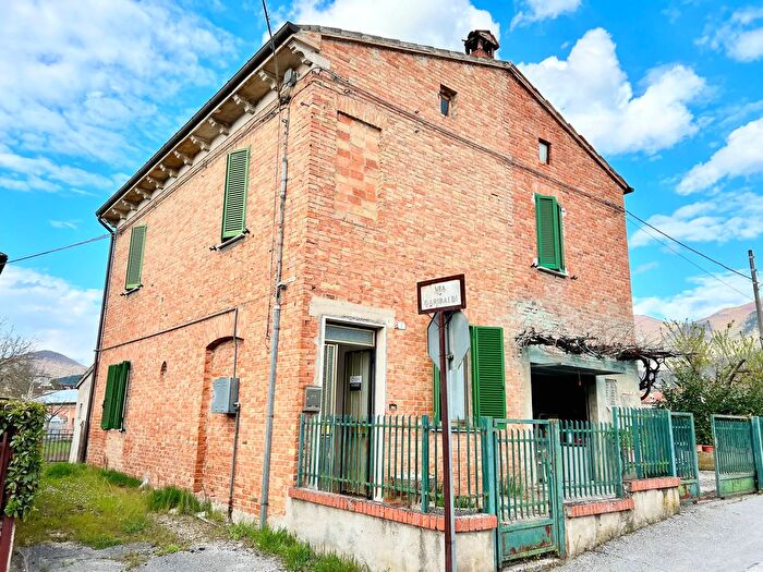 Casa con 6 locali in vendita in Via Garibaldi, Cerreto DEsi