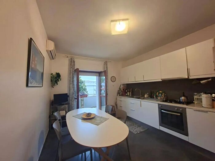 Appartamento con 5 locali in vendita in Via Martiri di Bellona, Caserta