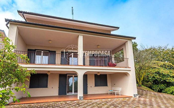 Casa con 9 locali in vendita in Castagneto Po