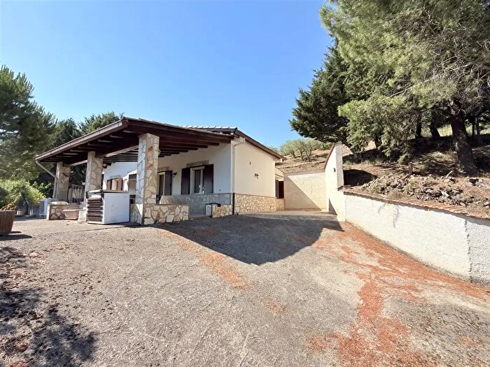 Casa quadrilocale in vendita in Contrada Loreto Snc, Ciminna