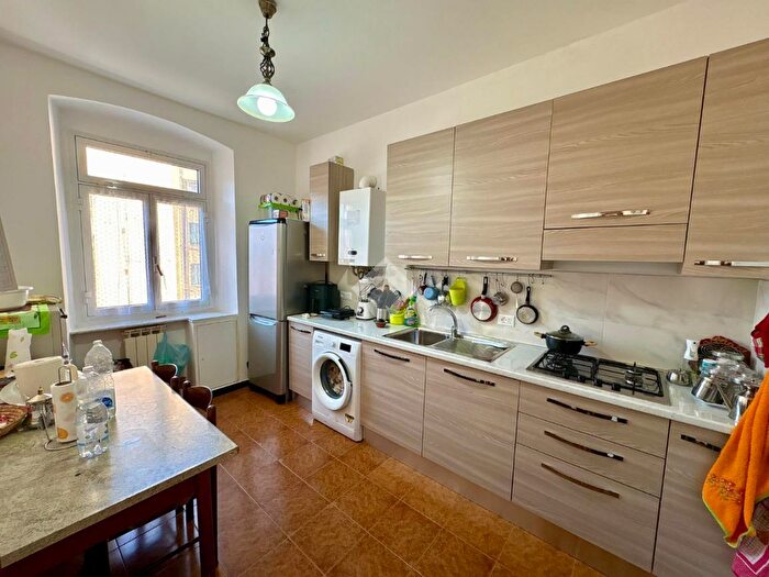 Appartamento con 6 locali in vendita in Via Vicenza, Genova