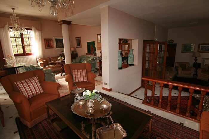 Casa con 9 locali in vendita in Carrara