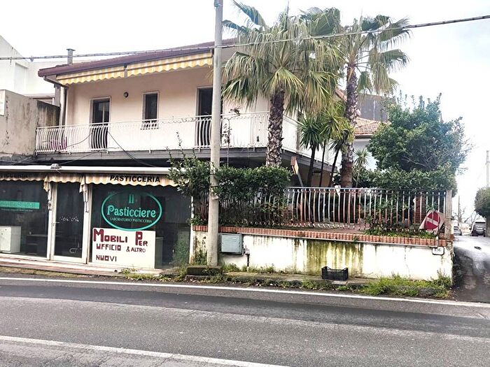 Appartamento trilocale in affitto in Via Novembre, Centro, Zafferana Etnea