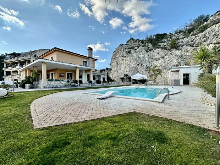 Casa con 6 locali in vendita in Canicatti