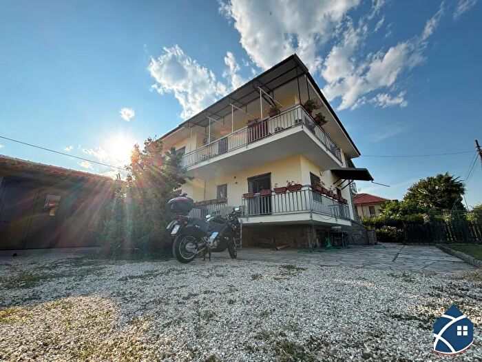 Appartamento trilocale in vendita in Cavour Via Pinerolo, Cavour