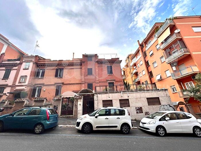 Casa con 6 locali in affitto in Via Lusitania, San Giovanni, Roma