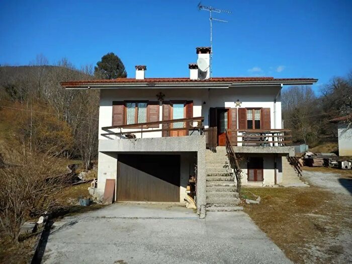 Casa con 9 locali in vendita in Clauzetto