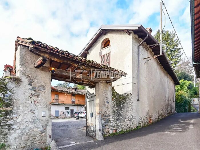 Appartamento con 6 locali in vendita in Via Giovanni Torti, Erba