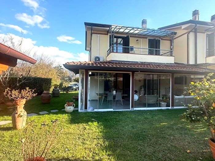 Casa quadrilocale in vendita in Ia S Lorenzo, Massa