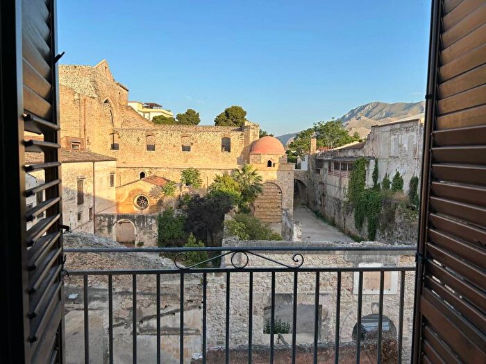 Appartamento trilocale in affitto in Kalsa, Palermo