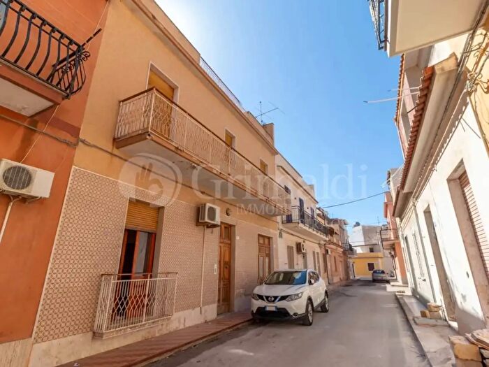 Casa con 6 locali in vendita in Via Peschiera, Avola