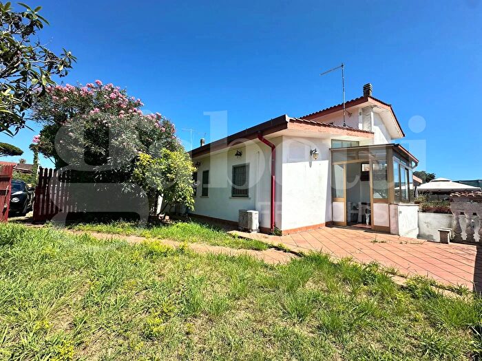 Appartamento trilocale in vendita in Vicolo Carena, Ardea