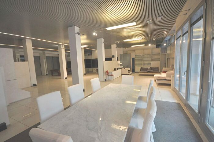 Appartamento con 8 locali in vendita in Via Pomba, Torino