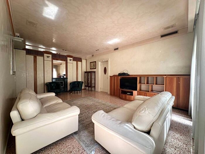 Appartamento quadrilocale in affitto in Vicolo San Leonardo, Piazza dei Signori, Treviso