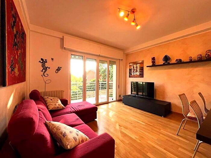 Appartamento trilocale in affitto in Via Giuseppe Zolezzi, Marina di Massa Centro, Massa