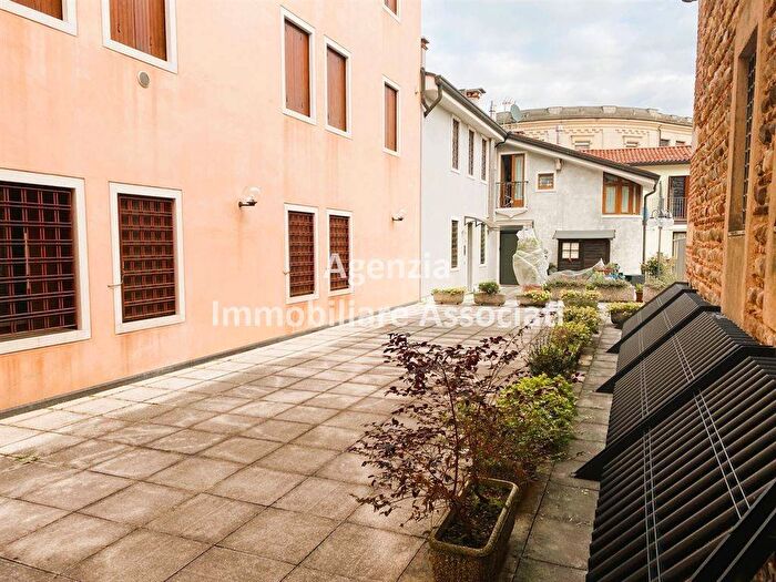 Appartamento trilocale in affitto in Centro, Bassano del Grappa