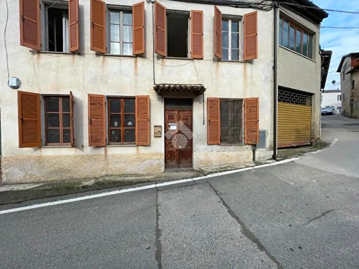 Casa con 8 locali in vendita in Via San Giovanni, Maranzana