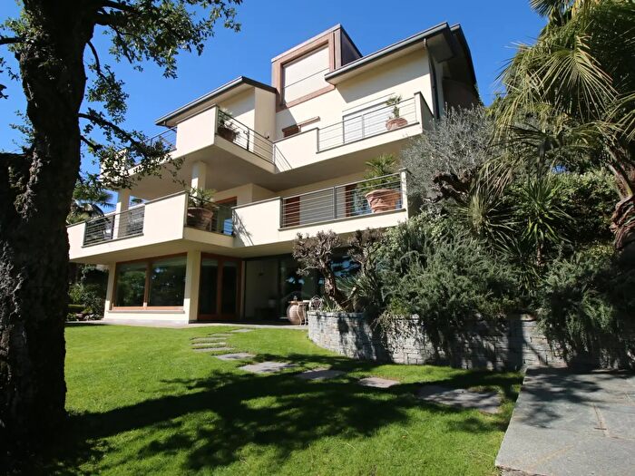 Casa con 20 locali in vendita in Inverigo