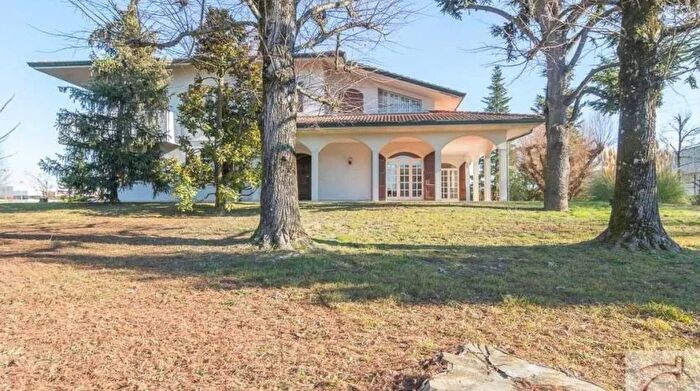 Casa con 9 locali in vendita in Via Ferrarese Cento Cento Paese Ferrara, Cento