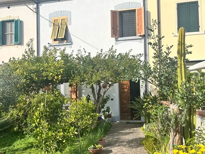 Casa con 5 locali in vendita in Tosco Romagnola, Cascina