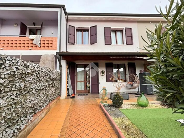 Casa quadrilocale in vendita in Via Luciano Lama, Pegognaga