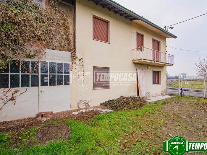 Casa con 5 locali in vendita in Via De Pretis, Rea