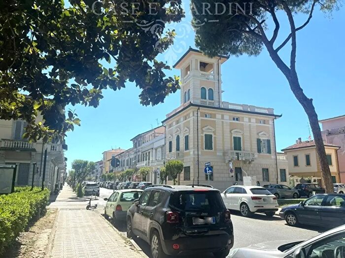 Appartamento con 8 locali in vendita in Piazza Santa Caterina, Viareggio