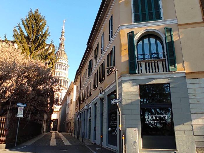 Appartamento con 5 locali in affitto in Via Pier Lombardo, Centro Storico, Novara